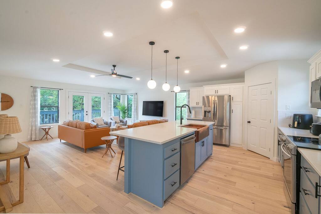 sleeps-14-*-pool-table-*-3-king-beds-*-hot-tub/