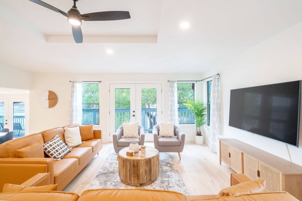 sleeps-14-*-pool-table-*-3-king-beds-*-hot-tub/