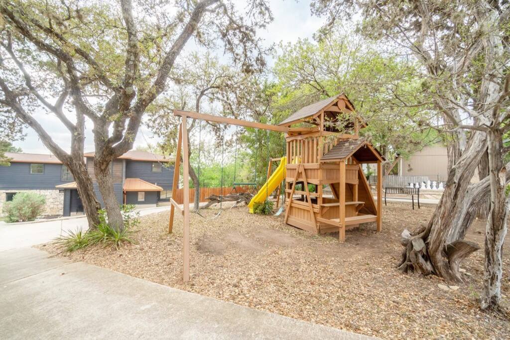 sleeps-14-*-pool-table-*-3-king-beds-*-hot-tub/