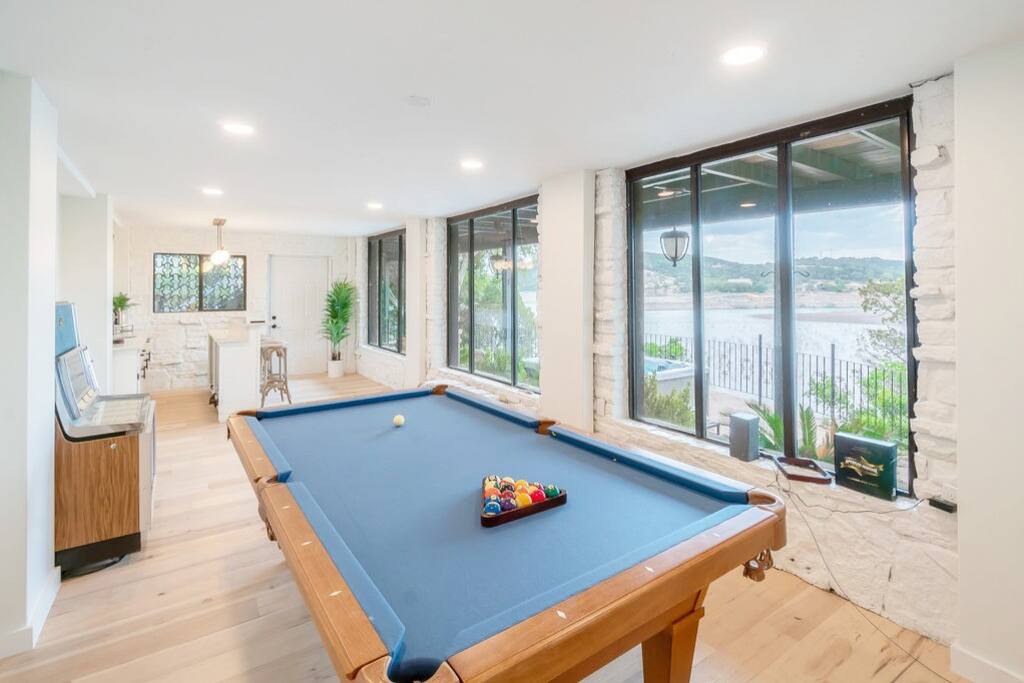 sleeps-14-*-pool-table-*-3-king-beds-*-hot-tub/