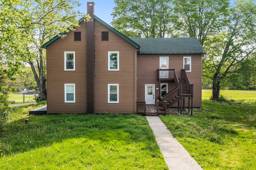 pet-friendly-or-exclusive!-modern-farm-house/