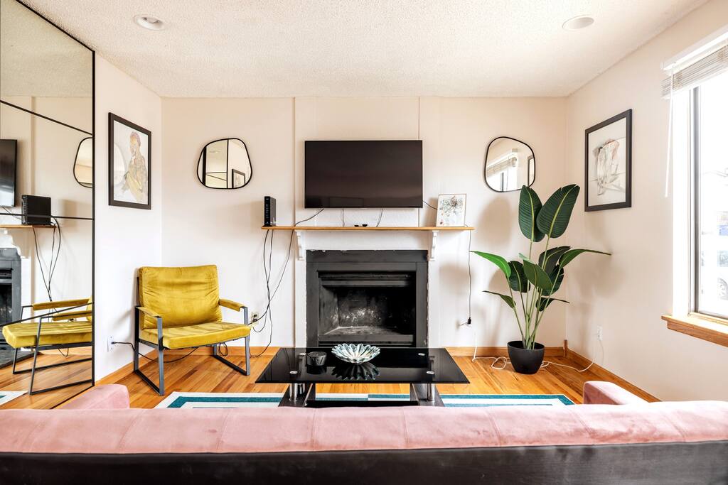 sleek-getaway-or-minutes-to-red-rocks/