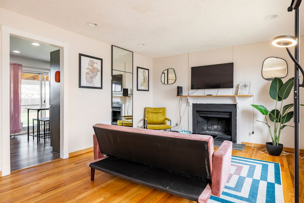 sleek-getaway-or-minutes-to-red-rocks/