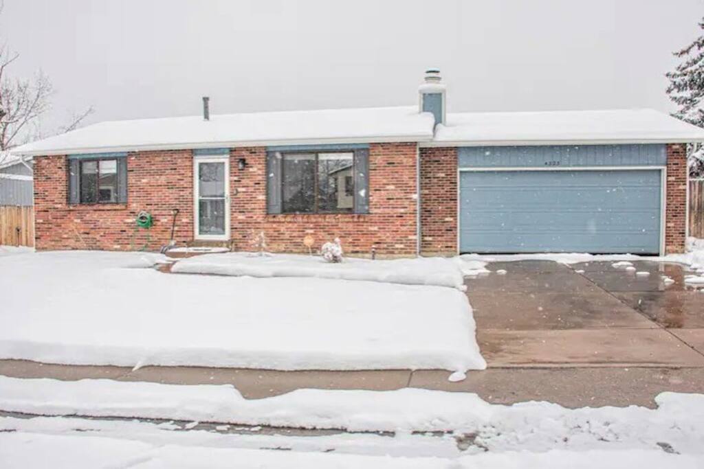 sleek-getaway-or-minutes-to-red-rocks/