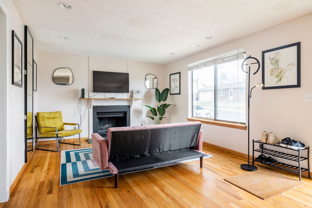 sleek-getaway-or-minutes-to-red-rocks/