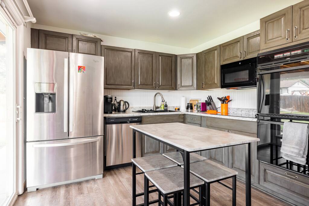 sleek-getaway-or-minutes-to-red-rocks/