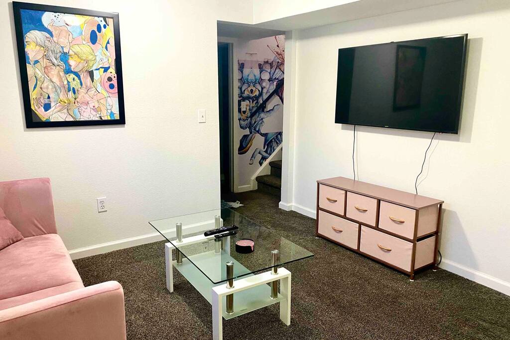 sleek-getaway-or-minutes-to-red-rocks/