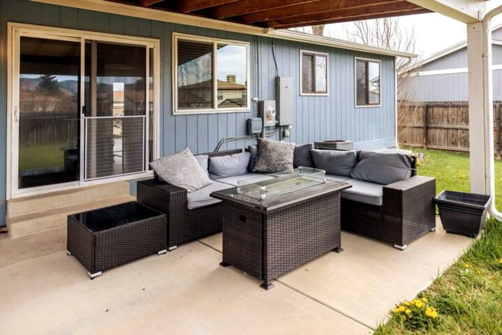 sleek-getaway-or-minutes-to-red-rocks/