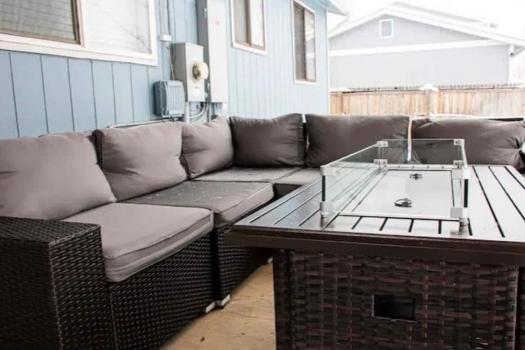 sleek-getaway-or-minutes-to-red-rocks/