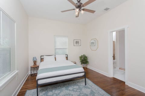 Retreat to this stylish room with a cozy twin sized bed, ideal for friends or solo travelers looking for a comfortable and affordable option.