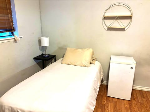 Biz Pros / Spacious Room C