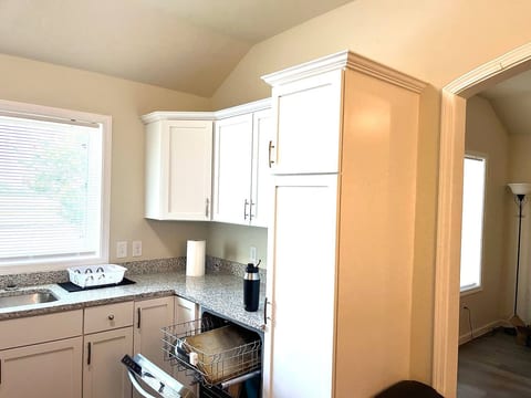 Biz Professionals on Ross | King Bed, Private Bath