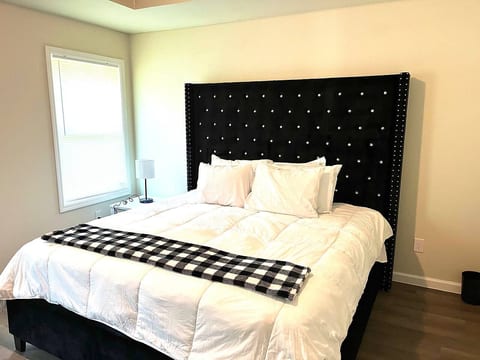 Biz Professionals on Ross | King Bed, Private Bath