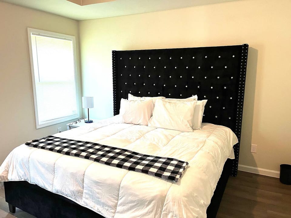 Biz Professionals on Ross | King Bed, Private Bath - Sherman