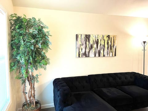 Biz Professionals on Ross | King Bed, Private Bath