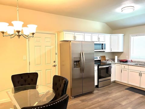 Biz Professionals on Ross | King Bed, Private Bath