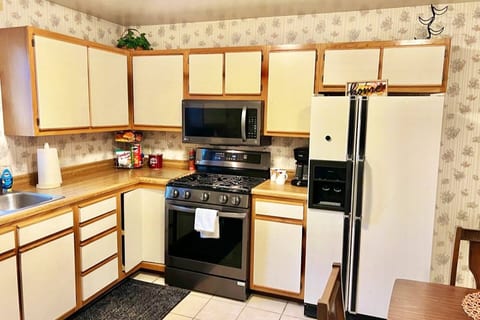 Channel your inner chef in this modern and fully equipped kitchen