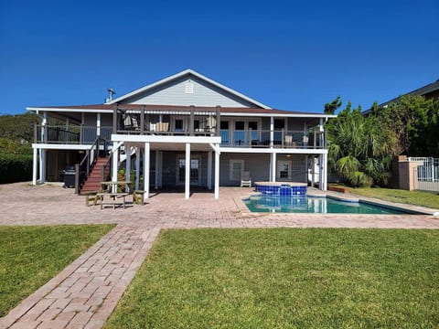 Posh Ocean Front: Huge Private Pool, Yard, Spa, Patio & Deck, BBQ, Game Room with 4 En-Suite Bathrooms