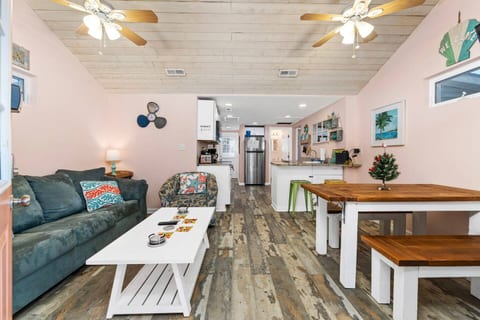 Beautiful Centrally Located Beach House w King Bed, Private Hot tub, Yard, Deck & BBQ