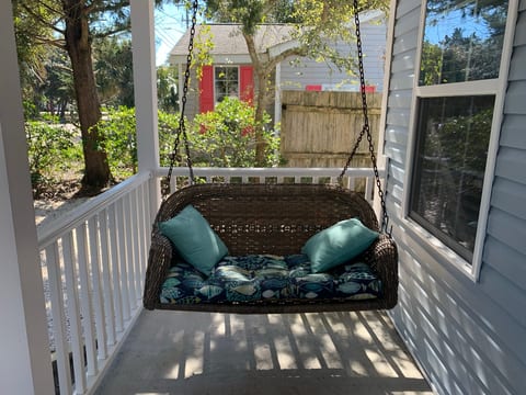 Beautiful Centrally Located Beach House w King Bed, Private Hot tub, Yard, Deck & BBQ