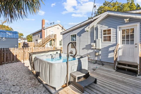 Beautiful Centrally Located Beach House w King Bed, Private Hot tub, Yard, Deck & BBQ