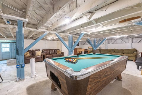 Gorgeous Centrally Located Ocean View 2 King, Huge Private Yard & Deck, Firepit, BBQ, & Game Tables