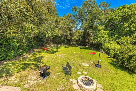 Gorgeous Centrally Located Ocean View 2 King, Huge Private Yard & Deck, Firepit, BBQ, & Game Tables