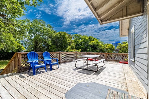 Gorgeous Centrally Located Ocean View 2 King, Huge Private Yard & Deck, Firepit, BBQ, & Game Tables