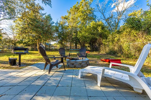 Beachy Central, Near Beach, 2 King Beds, Crib, Huge Private Yard, Patio, Porch, BBQ, & Firepit