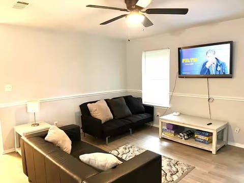 Biz Pros on Mont, King Bed, Ideal for Long Stays A