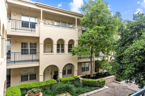 Your serene escape awaits! Enjoy easy access to amenities from this charming condo, nestled in Lago Vista's resort community. Relax and recharge with lake-area charm!
