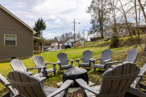 Family Cabin | Hot Tub+Fire Pit | Walk to Downtown