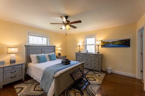 Family Cabin | Hot Tub+Fire Pit | Walk to Downtown