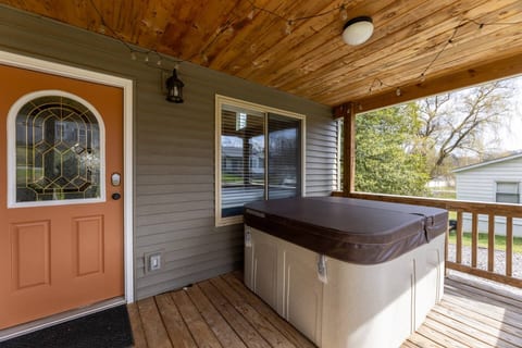 Family Cabin | Hot Tub+Fire Pit | Walk to Downtown