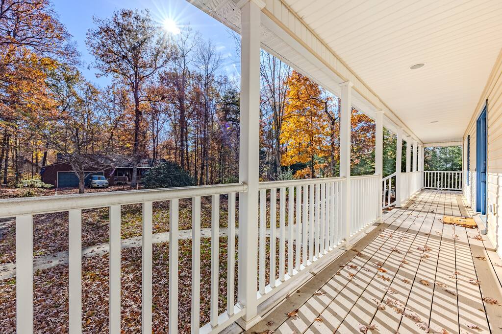 lakeside-escape-quiet-space-w-beautiful-views!/