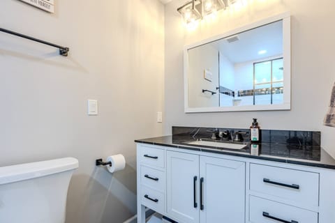 Lakeside Escape- quiet space, w/ beautiful views!