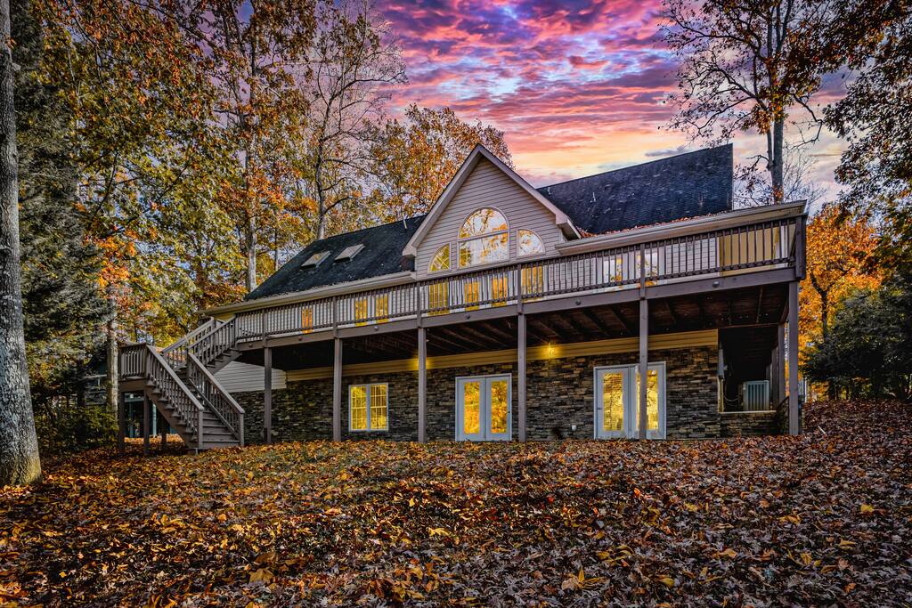 lakeside-escape-quiet-space-w-beautiful-views!/