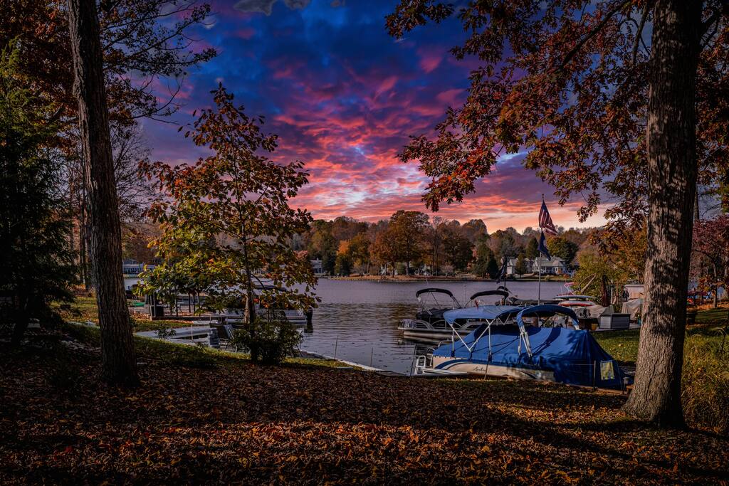 lakeside-escape-quiet-space-w-beautiful-views!/