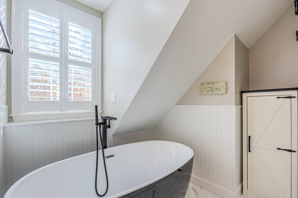 lakeside-escape-quiet-space-w-beautiful-views!/