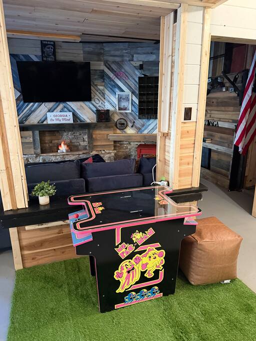 You and the kids will have hours of fun playing the TWO Player PacMan game! This is the classic game from when we were kids. 