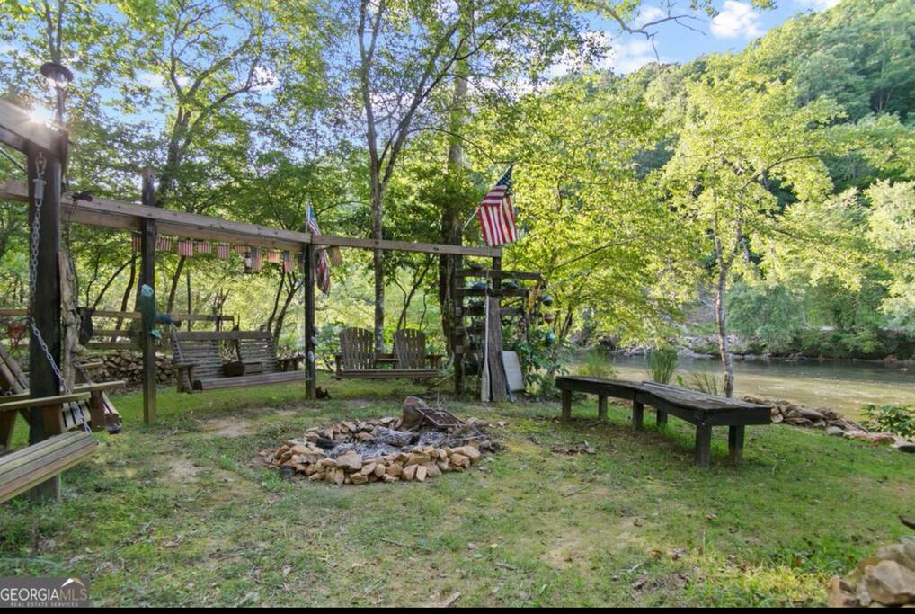 Stories are told and memories are made around the fire pit down by the river. Swing and relax... enjoy the sounds of river... it's the best spot on the Coosawattee River!