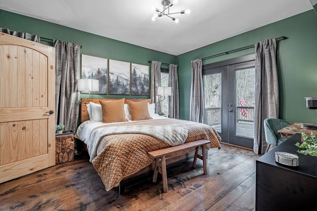 The master bedroom features river views from every window, luxe bedding, and blackout curtains for a restful stay. Start your morning with coffee from your private coffee bar and step outside to the tranquil sounds of the river. 