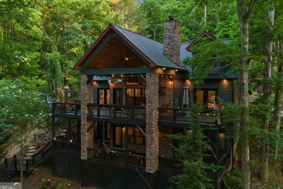 Riverfront Cabin up in the Trees, tucked away - Ellijay