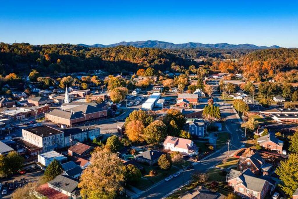 Charming downtown Ellijay is just a few miles down the road! Visit local shops, restaurants, rooftops, even a speakeasy, and more! 
