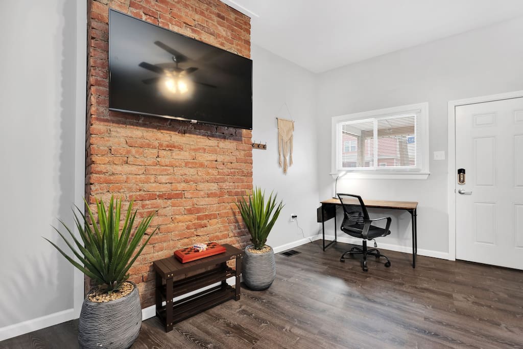 stylish-2br-or-off-street-parking/