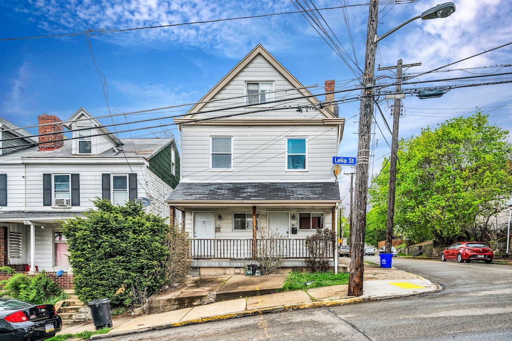 spacious-8-bed-house!-triple-king-bed-or-3-stories/