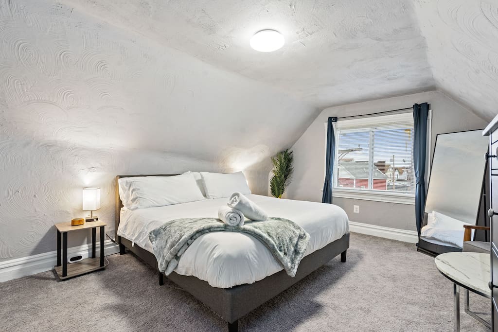 spacious-8-bed-house!-triple-king-bed-or-3-stories/