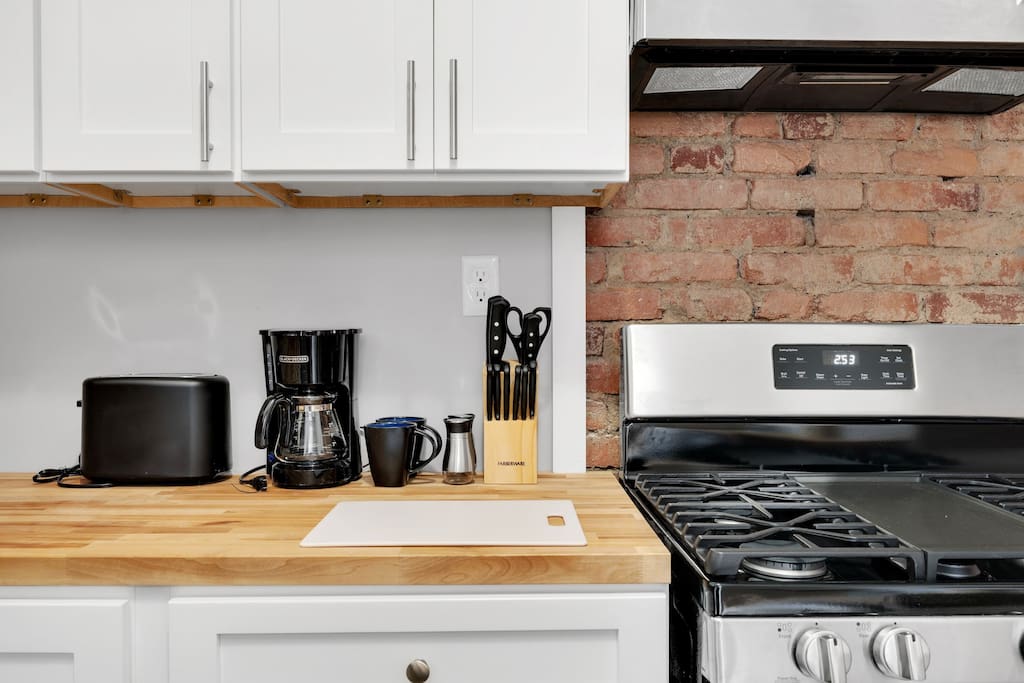 spacious-8-bed-house!-triple-king-bed-or-3-stories/