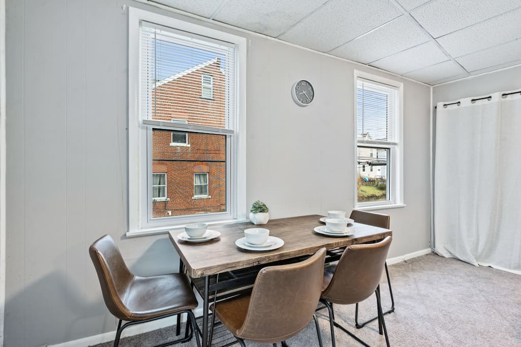 spacious-8-bed-house!-triple-king-bed-or-3-stories/