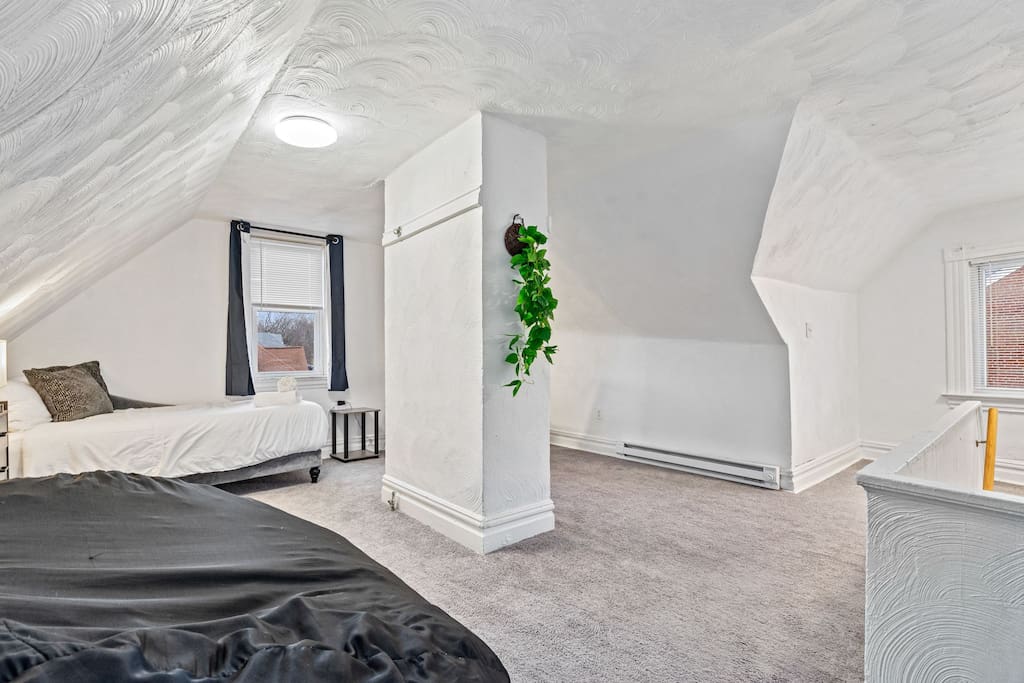 spacious-8-bed-house!-triple-king-bed-or-3-stories/